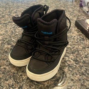 Native snow boots size c8